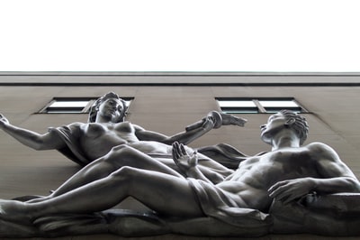 雕像的裸体女人和男人
